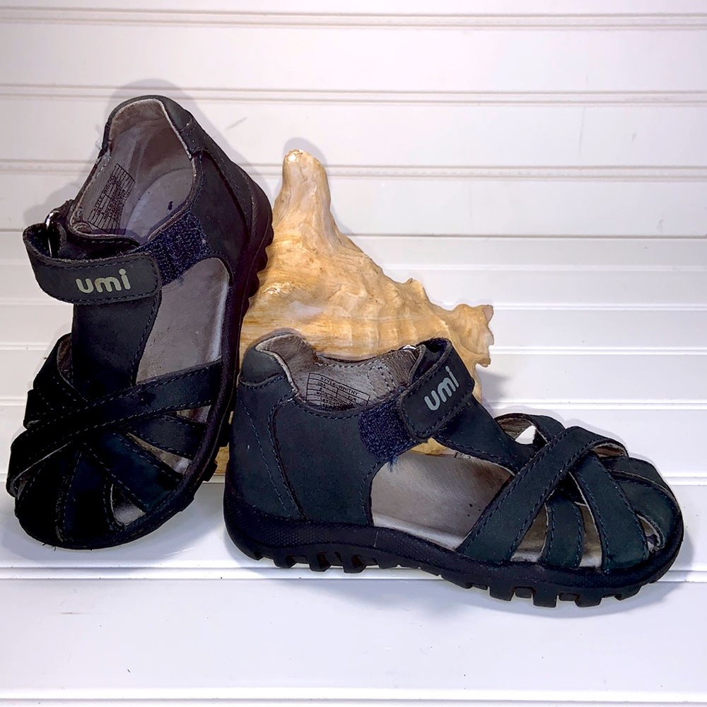 Umi Close Toed Leather Strap Sandals Size 8